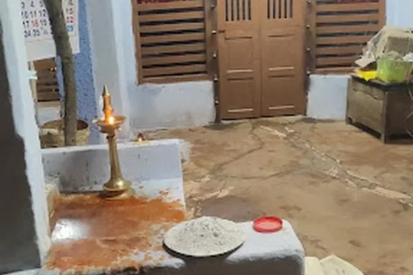 Image of: Arulmigu Pudhukadu Esakki Amman Kovil Vellimalai - Worship of Goddess Esakki Amman