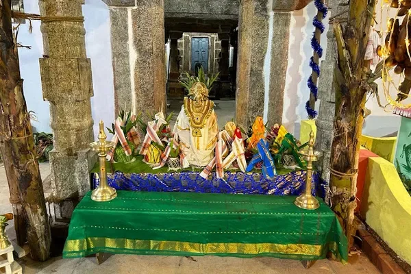 Image of: Arulmigu Thanulingaswamy Thirukovil (Sivan Kovil) Thengamputhur - Worship of Lord Sivan