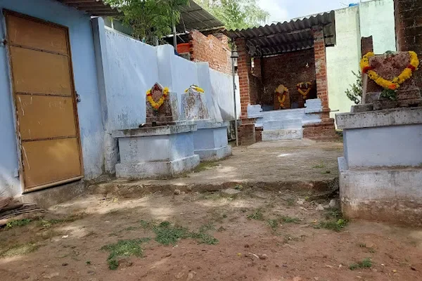 Image of: Arulmigu Poothathaar Thirukoil Melkarai Azhagiapandipuram - Worship of Lord Poothathaar