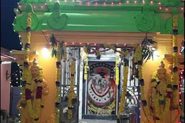Image of: Arulmiku Mutharamman Temple, Kulalar Street - Sacred Visit to Thalakkulam Temple
