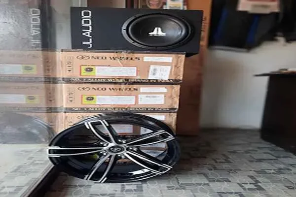 Image of: Aura Škoda Showroom and Service