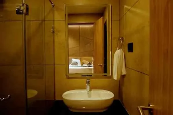 Beeza Clubhouse - Comfortable Dining & Refreshing Beverages