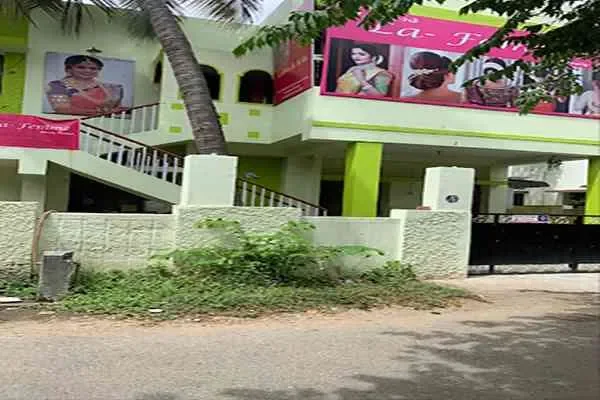 Image of: La - Femme Beauty Parlour: Feminine Touch for All Your Beauty Needs