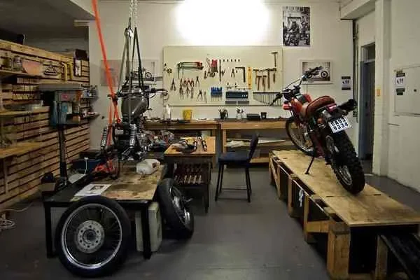 Image of: MMM Workshop - Motorcycle Repairs
