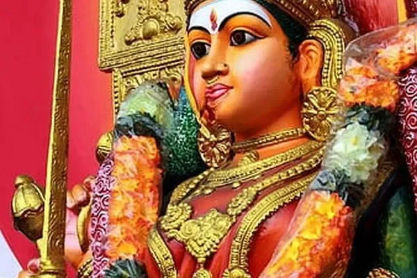 Image of: Pooviyoor Mutharamman Temple Thenthamaraikulam