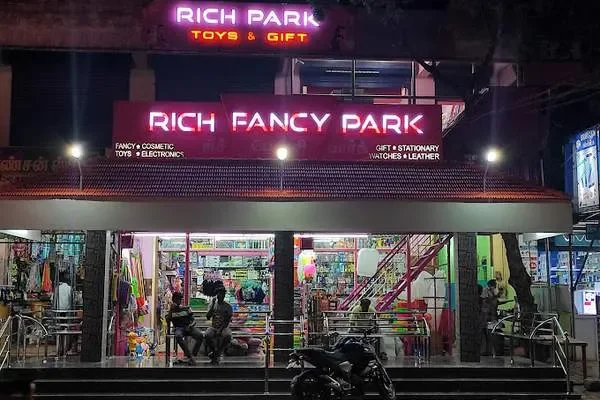 Image of: Rich Fancy Park - Explore Natures Luxury Retreat