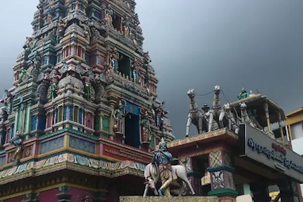 Image of: Sree RadhaKrishnan Temple-Thingal Nagar