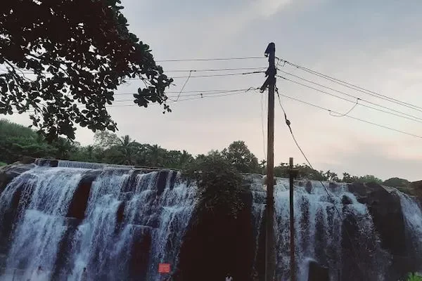 Image of: Thriparappu Dam - A Scenic Picnic Spot in Kerala