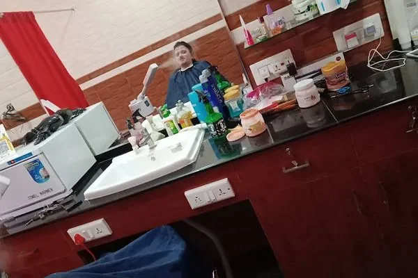 Image of: VOX Saloon and Mens Beauty Parlour Services