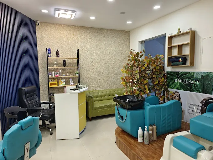 Lux Unisex Family Saloon in Chennai