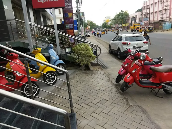 Image of: Vespa Aprilia Scooters in Kamarajar Salai