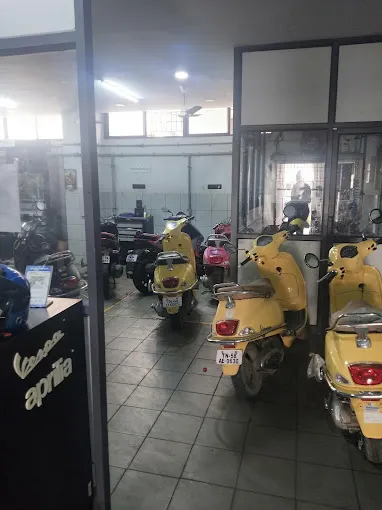 Image of: Vespa Aprilia Scooters In Kamarajar Salai