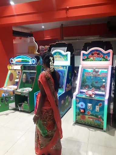 Image of: Funspot Entertainers in Goripalayam