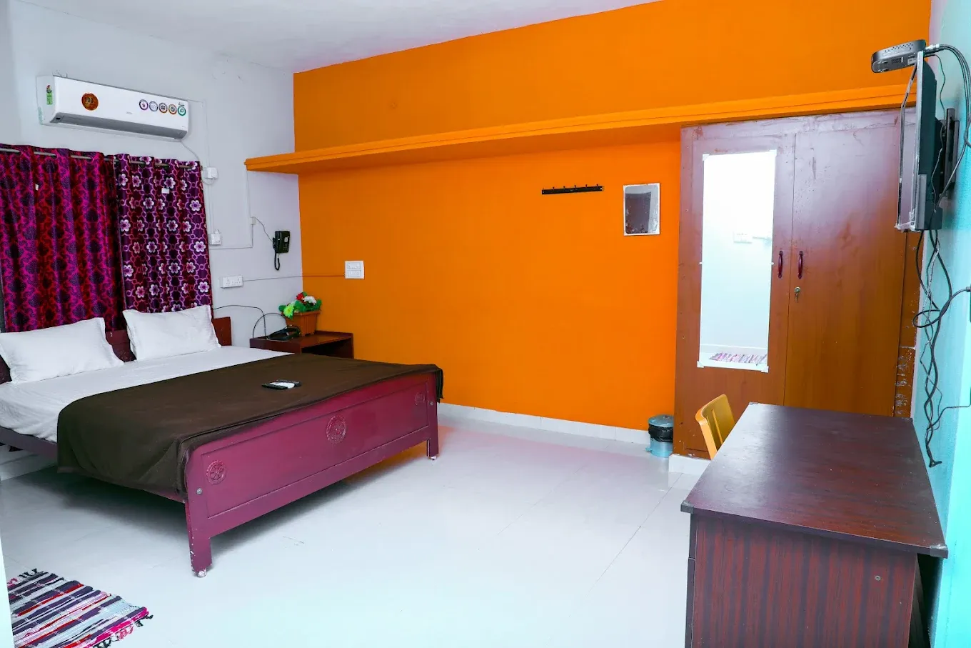 Image of: J P Hotel in Madurai