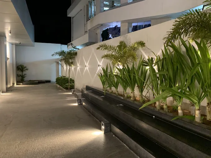 Image of: Kadampas in Kamarajar Salai 3