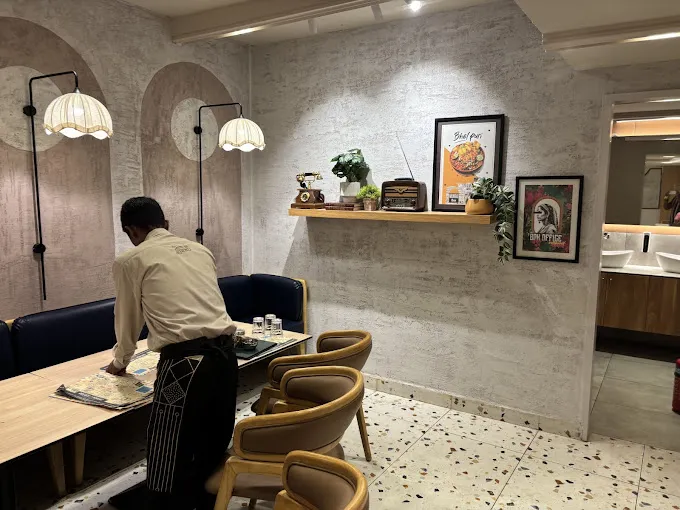 Image of: Kailash Parbat Pure Veg Restaurant in Shenoy Nagar 2
