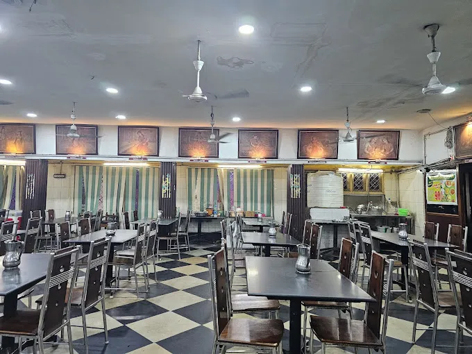 Image of: Meenakshi Bhavan Pure Vegetarian Restaurant in Madurai 7
