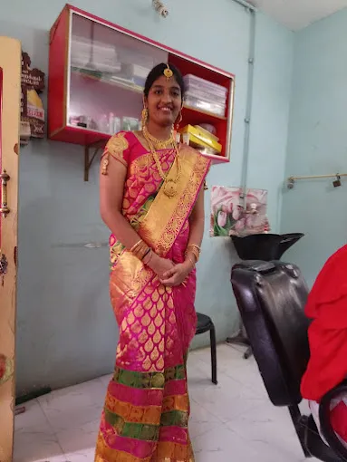 Image of: Adharshinis Ladies Beauty Parlour in Madurai