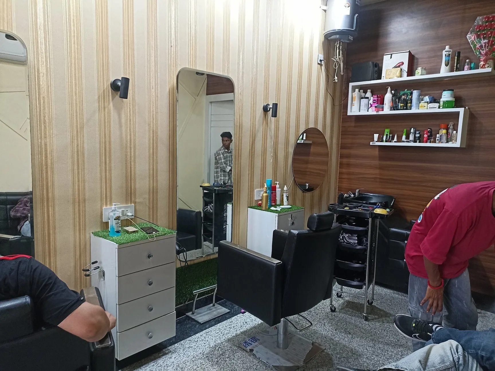 Image of: Crown R Beauty Studio in Mahal