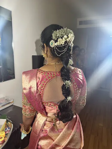Image of: Meenaaz Beauty Parlour in Mahal