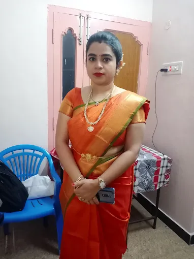 Image of: Meenaaz Beauty Parlour in Mahal 2
