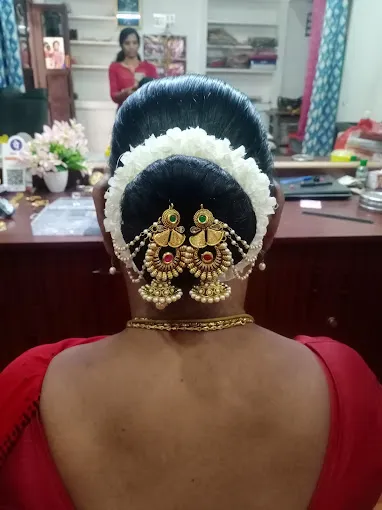 Image of: Meenaaz Beauty Parlour in Mahal 3