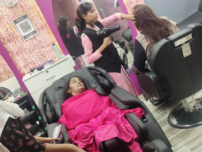 Image of: Rose Petals Unisex Saloon in Vilangudi