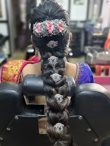 Image of: Yalisri Beauty Parlour in Kamarajar Salai