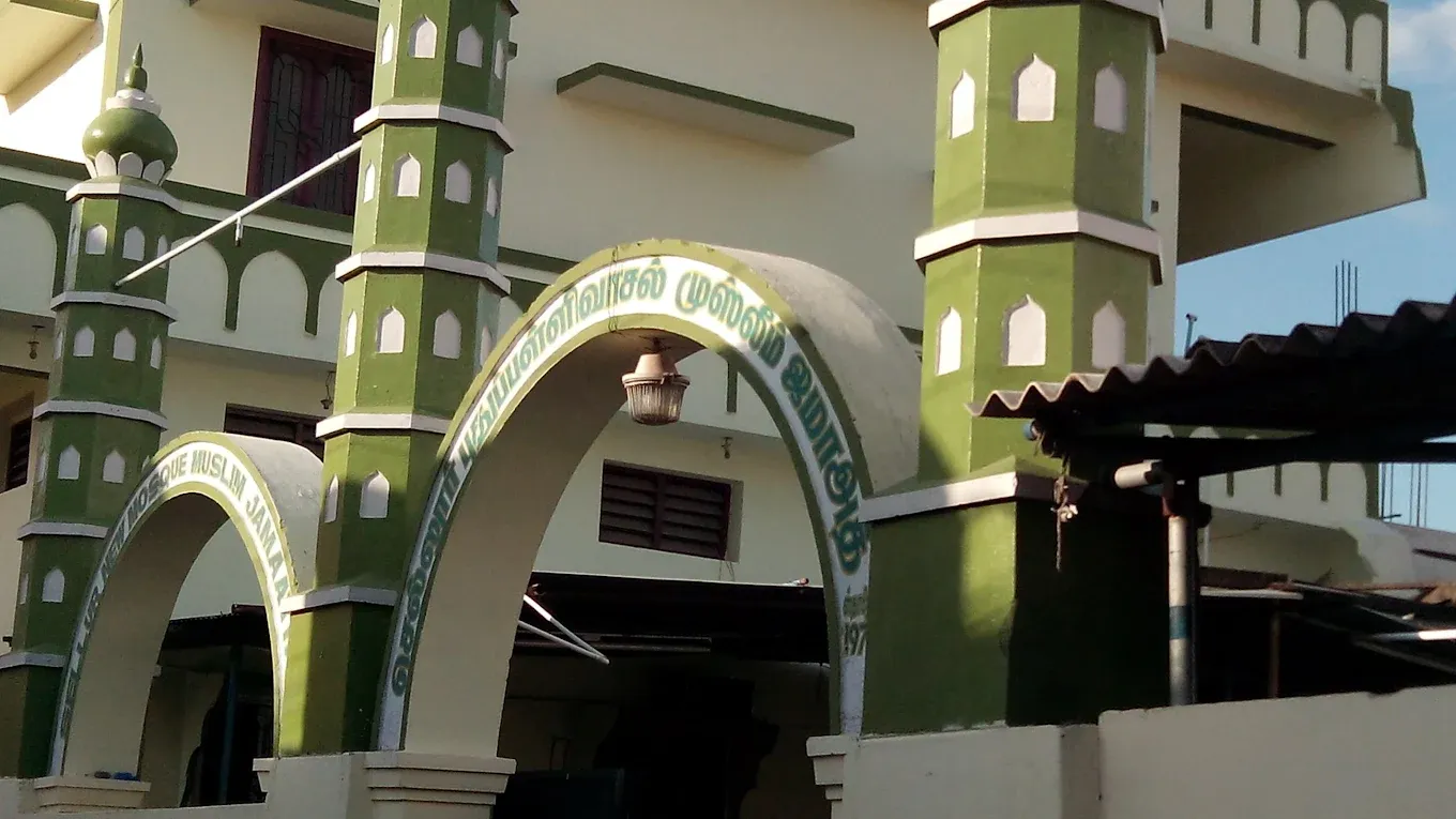 Image of: Masjid Sellur New Mosque In Sellur