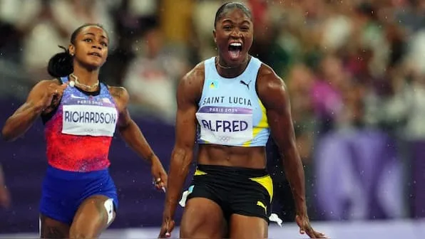 Julien Alfred running confidently with athletes in competition