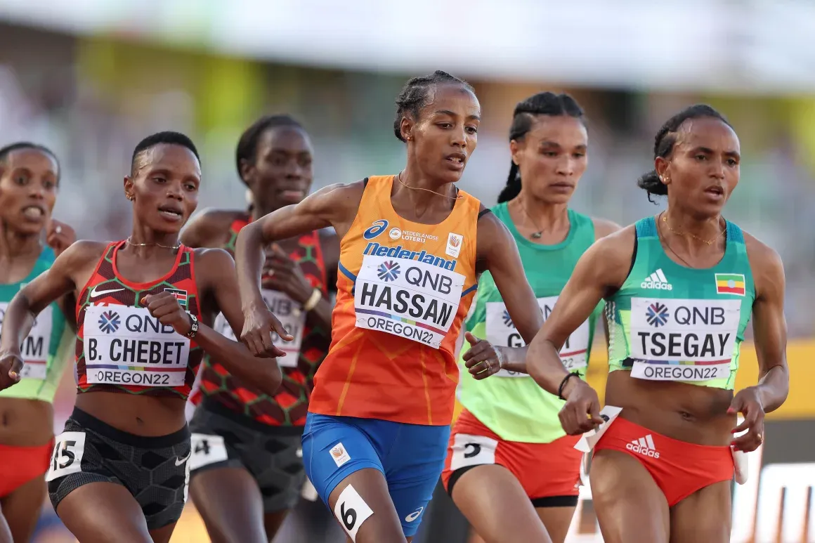 Sifan Hassan racing with competitors in middle-distance event