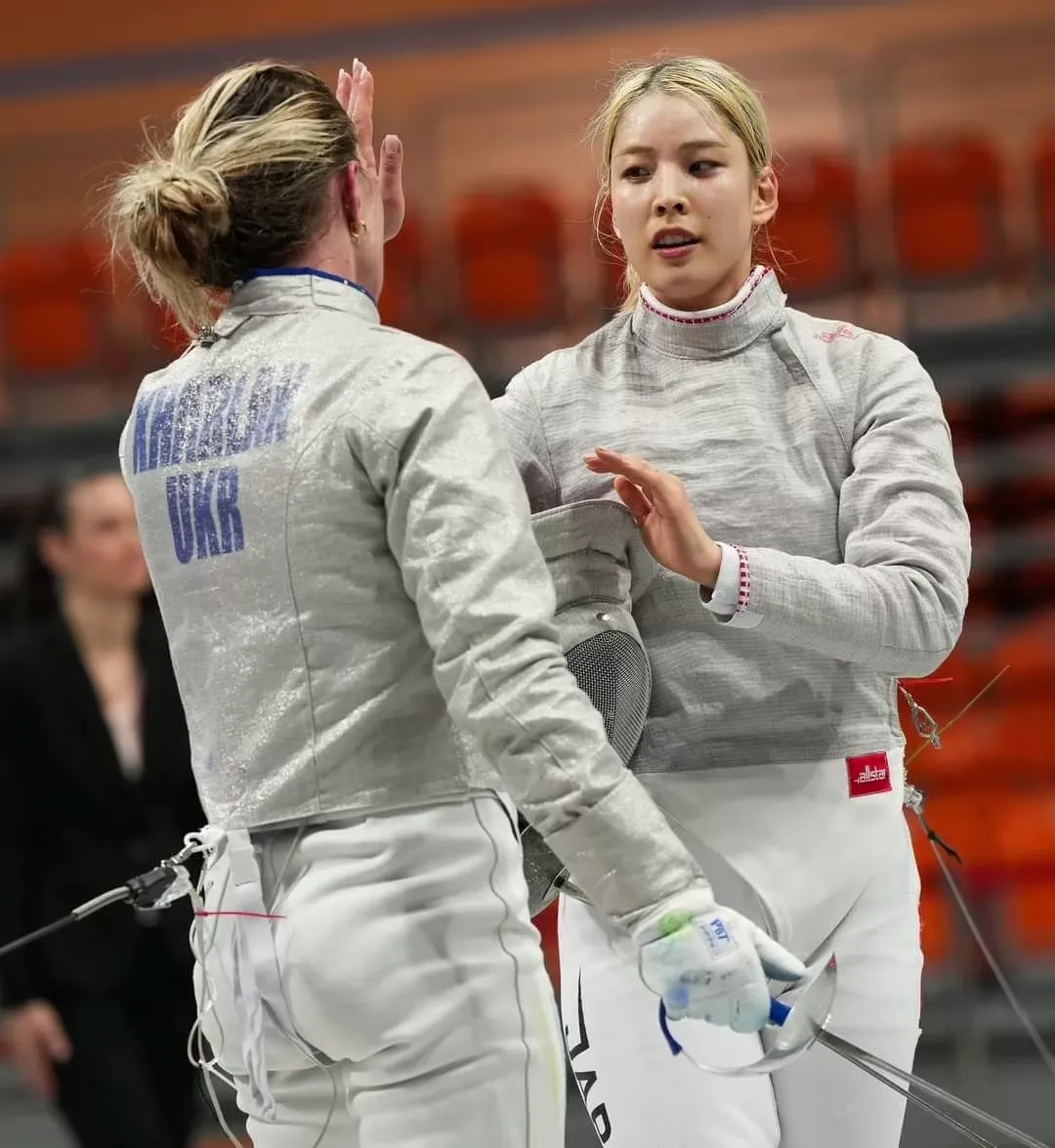 OlhaKharlan Talks Strategy with Teammate