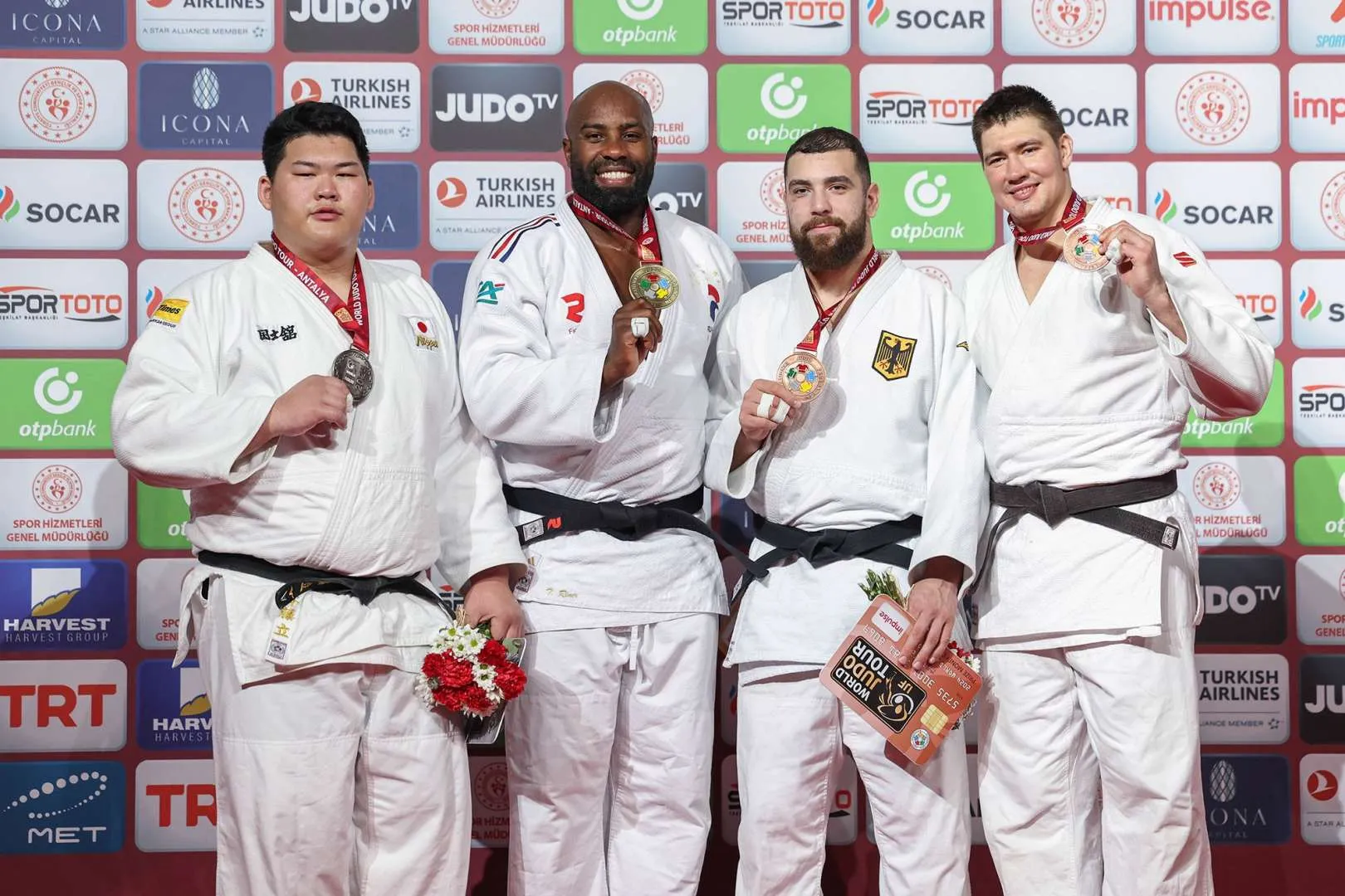 Teddy Riner with teammates team photo