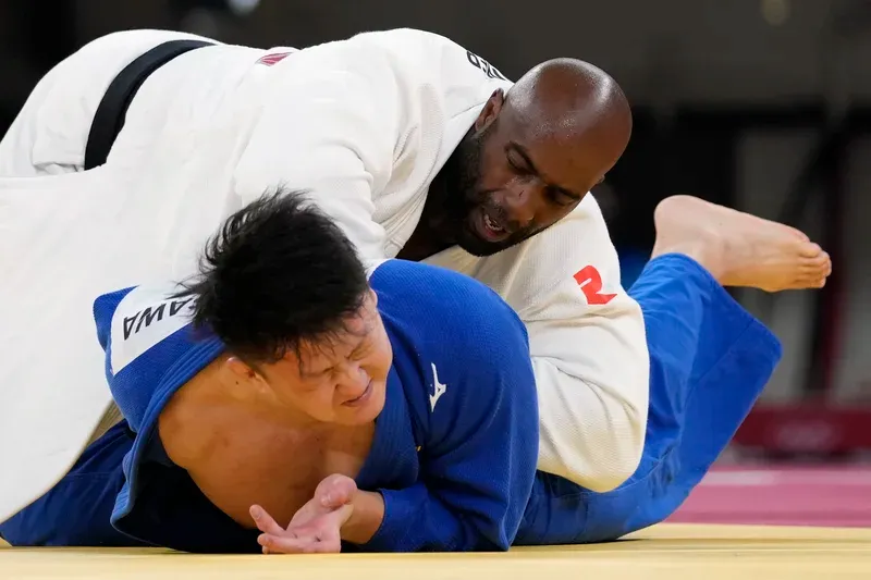 Teddy Riner executing throw on opponent