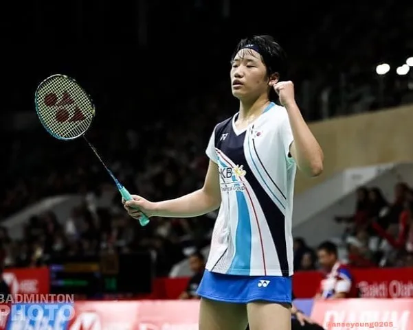 An Se Young Acknowledges the Crowd