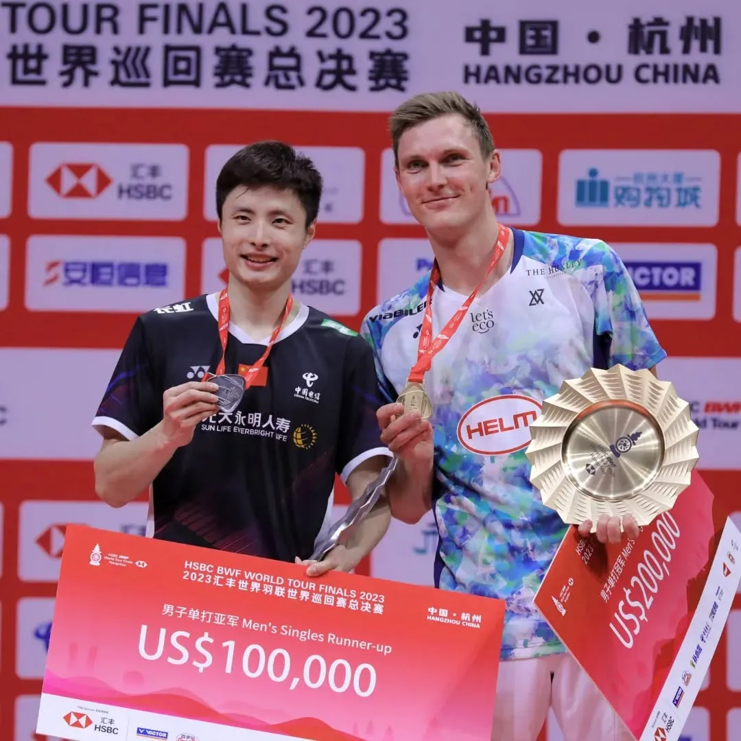 Shi Yuqi Poses with Runner-up Trophy and Medal
