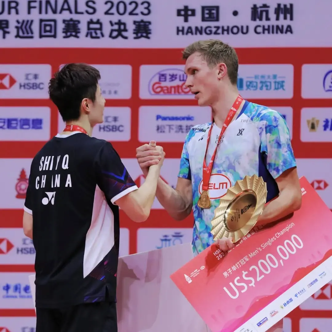 Shi Yuqi Holds Champion Trophy and Prize Check