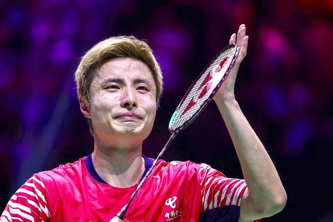 Shi Yuqi Waves to Fans After Match