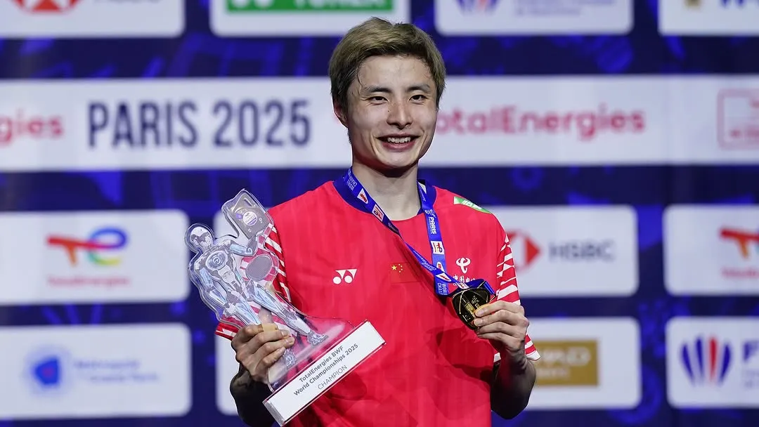 Shi Yuqi Holding Trophy at Award Ceremony