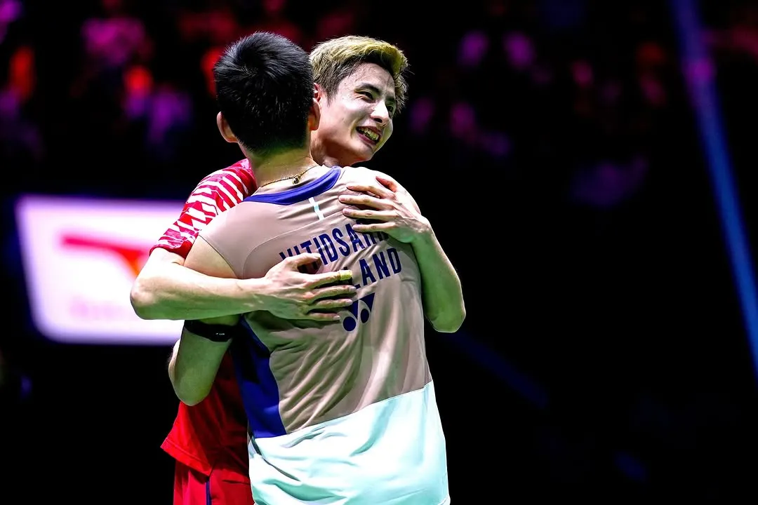Shi Yuqi Celebrates with Coach and Team