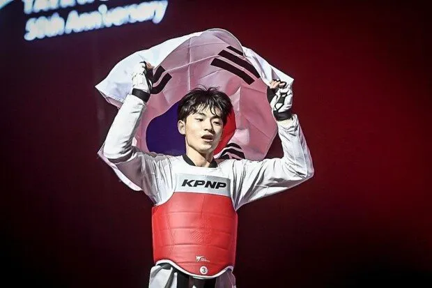 Bae Jun-seo Holding Championship Banner
