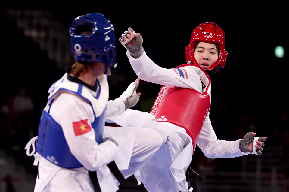 Intense Taekwondo Match: Panipak’s Attack