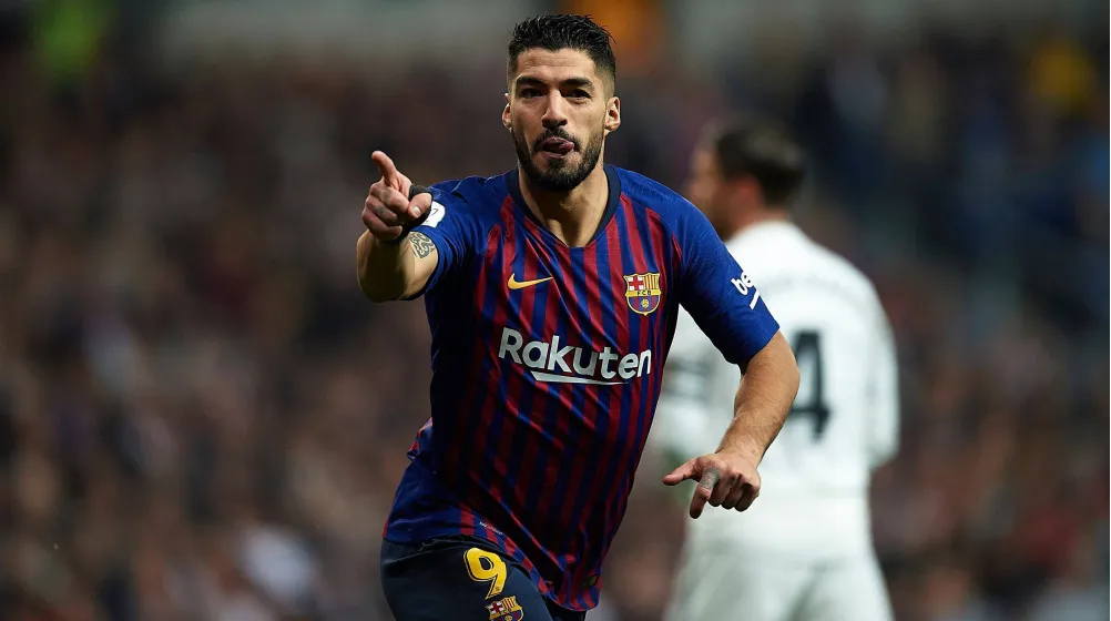 Luis Suarez sprints in Barcelona jersey during key match