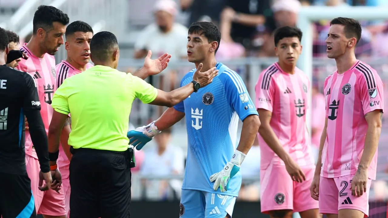 Oscar Ustari Post-Match Handshake