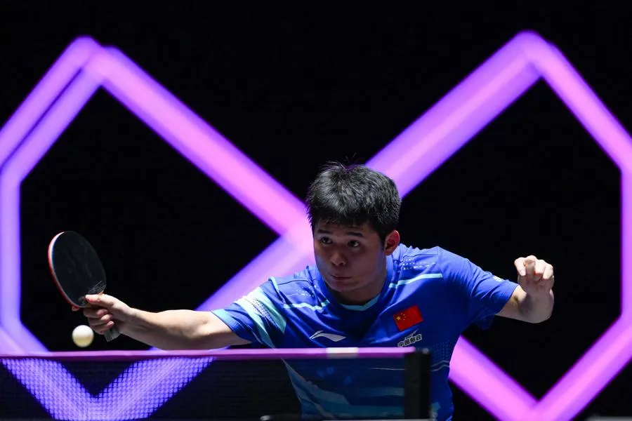 Lin Shidong Celebrates Under Purple Lights