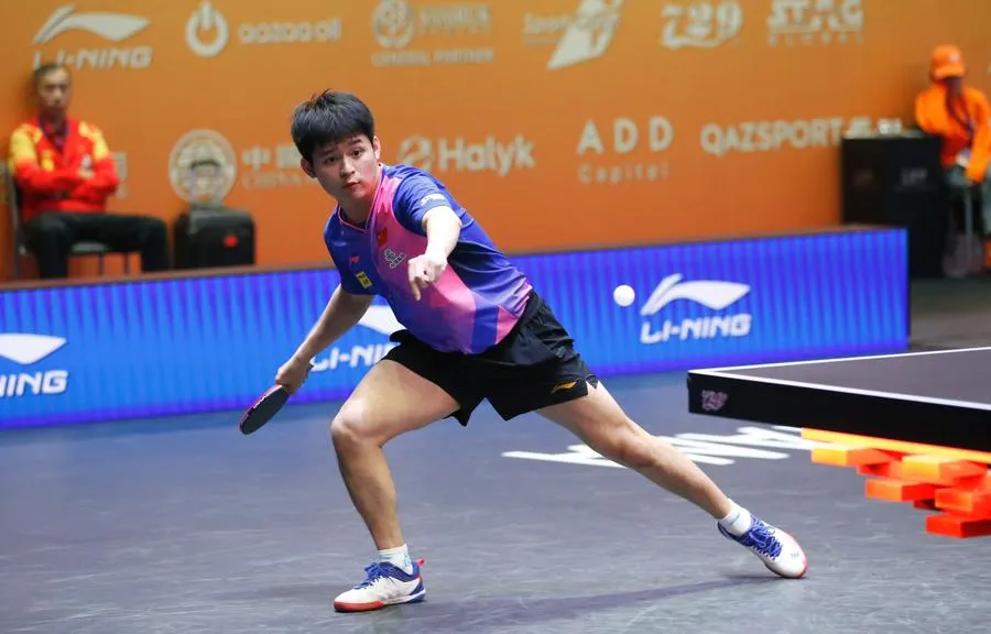 Lin Shidong Poses with Teammates Post-Match