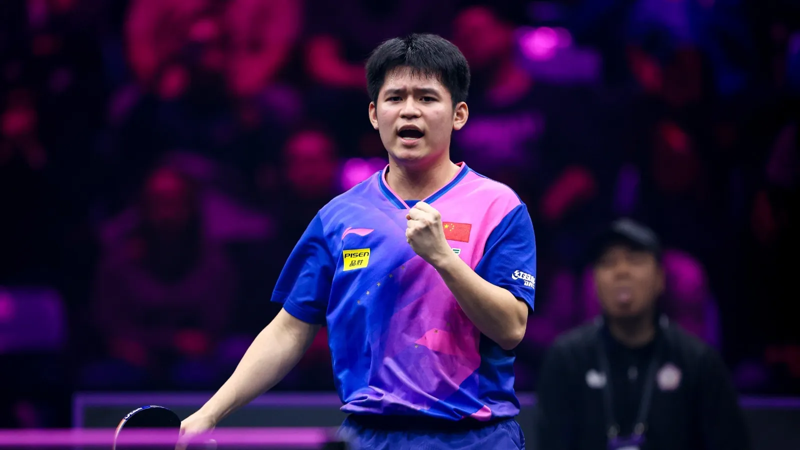Lin Shidong Applauds the Audience