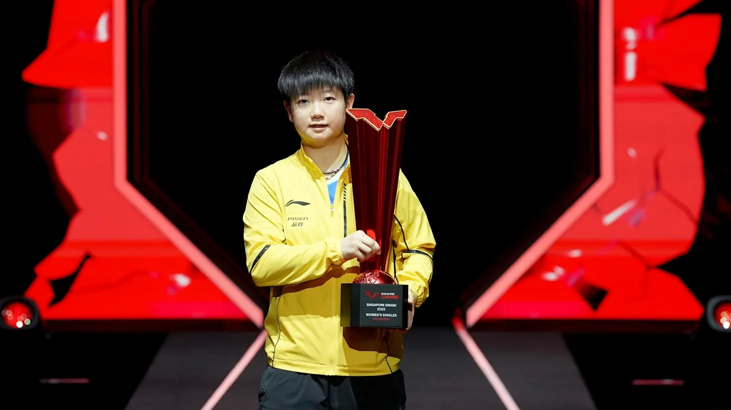 Lin Shidong with Award in Champion’s Moment