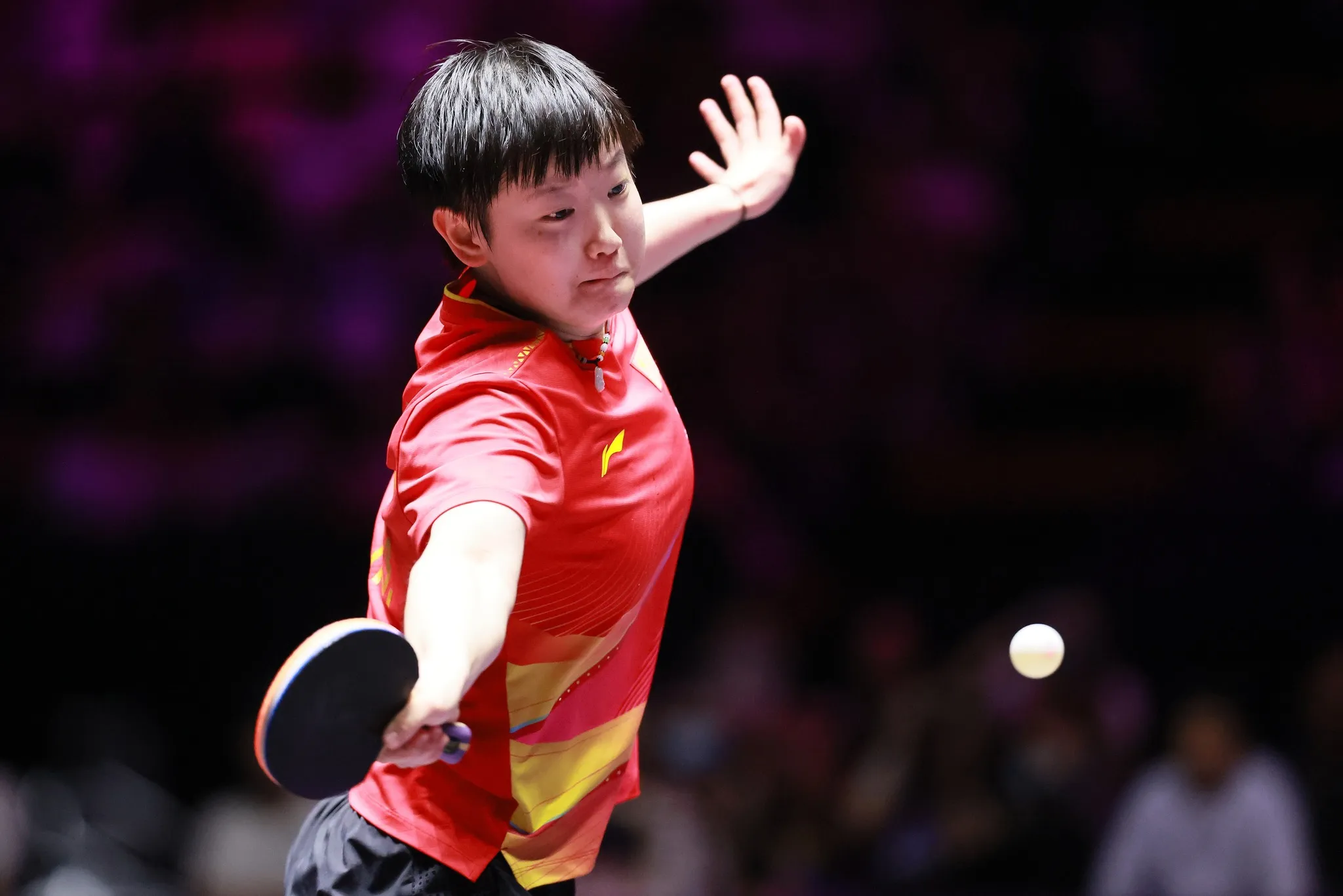 Sun Yingsha Prepares to Serve During Competition