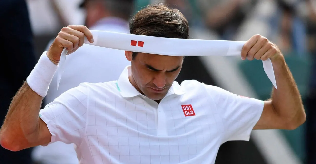 Federer Wipes Sweat Mid-Match